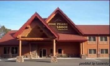 Pine Peaks Lodge & Suites Cross Lake 外观 照片